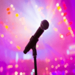 Mikrofoni pinkillä taustalla