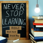 Taulun kirjoitus kehoittaa "Never stop learning", elinikäinen oppiminen kannattaa.